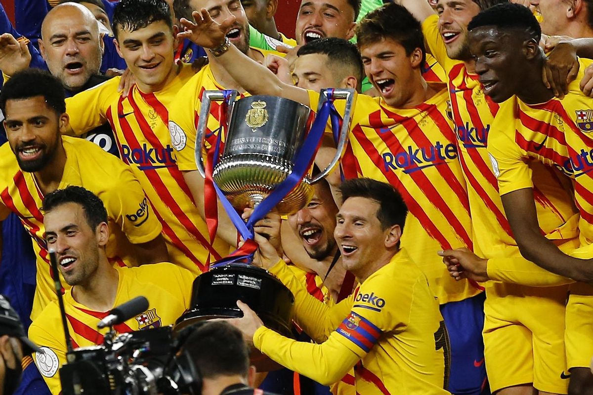Messi posa con la Copa con el resto de sus compañeros en el estadio de La Cartuja de Sevilla. Messi posa con la Copa con el resto de sus compañeros en el estadio de La Cartuja de Sevilla.