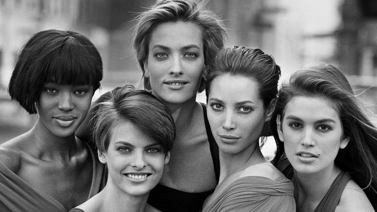 De izquierda a derecha, Naomi Campbell, Linda Evangelista, Tatjana Patitz, Christy Turlington y Cindy Crawford, inmortalizadas en Nueva York por Peter Lindbergh, en 1990.