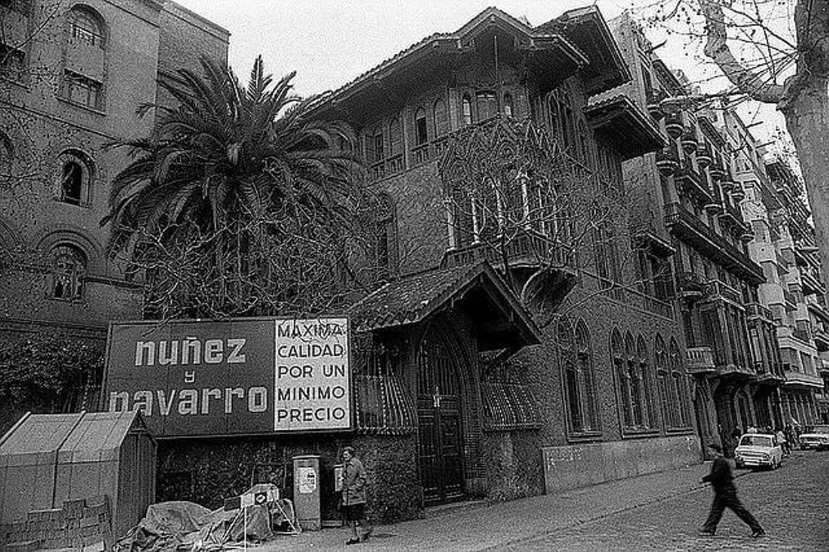 La Casa Golferichs, a principios de los años 70, recién adquirida con propósitos inmobiliarios por Núñez y Navarro.