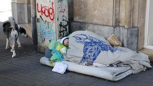 Una persona sin hogar en Barcelona.