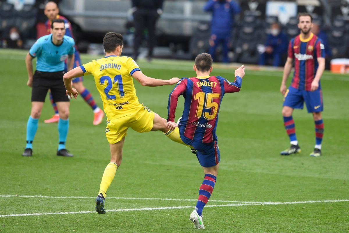 Lenglet golpea a Sobrino y provoca el penalti. Lenglet golpea a Sobrino y provoca el penalti.