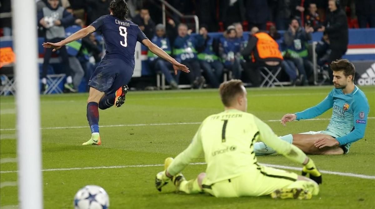 Edinson Cavani corre para celebrar su gol, el cuarto del PSG ante el Barça, ante los abatidos Piqué y Ter Stegen. Edinson Cavani corre para celebrar su gol, el cuarto del PSG ante el Barça, ante los abatidos Piqué y Ter Stegen.