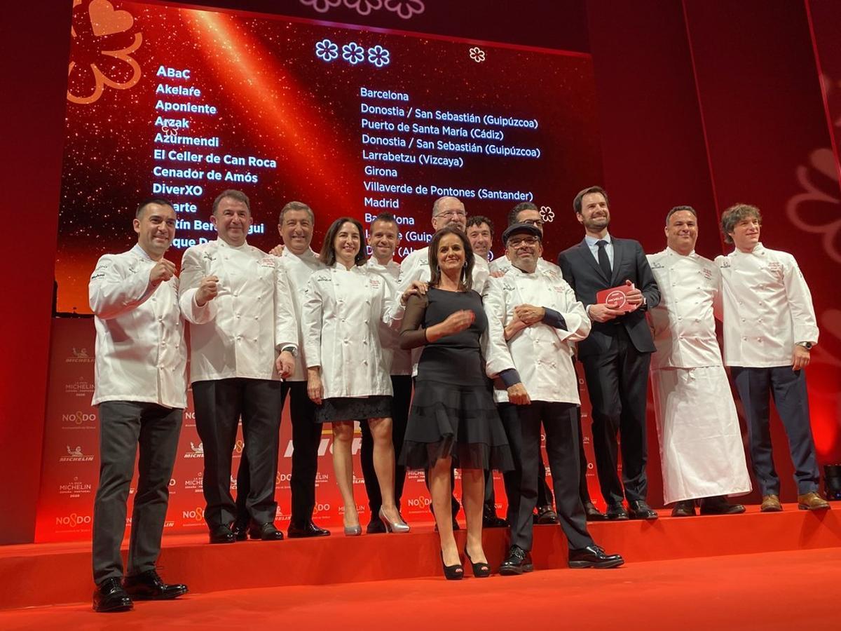 Los cocineros con tres estrellas Michelin posan en el escenario del teatro Lope de Vega, donde ha tenido lugar la gala de presentación de la Guía Michelin 2020.