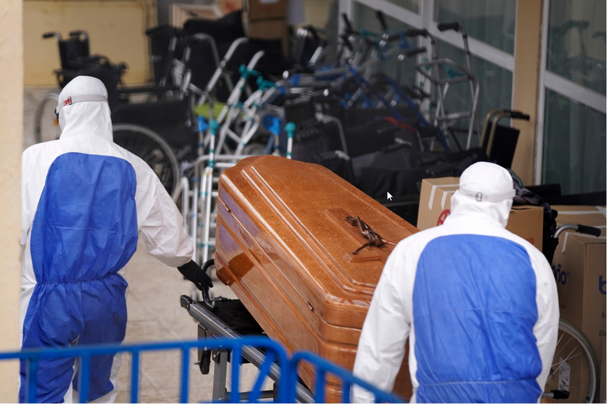 Dos operarios trasladan un ataúd en la residencia de ancianos Vitalia de Leganés, en abril pasado. Dos operarios trasladan un ataúd en la residencia de ancianos Vitalia de Leganés, en abril pasado.