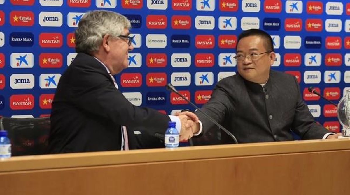 Daniel Sánchez Llibre y Chen Yansheng chocan sus manos en la presentación del empresario chino como nuevo presidente blanquiazul en Cornellà. Daniel Sánchez Llibre y Chen Yansheng chocan sus manos en la presentación del empresario chino como nuevo presidente blanquiazul en Cornellà.