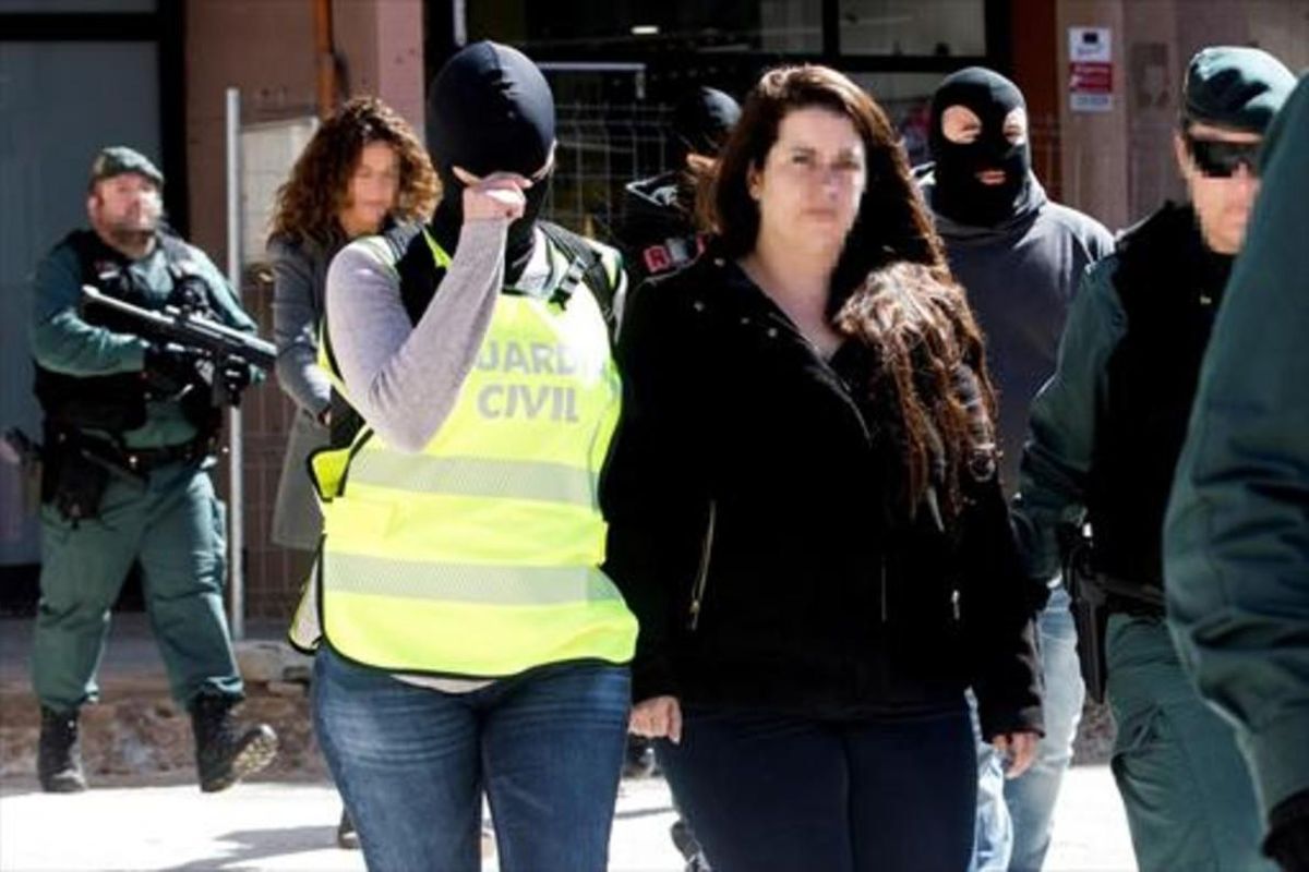 Guardias civiles trasladan a la activista de los CDR de Viladecans. Guardias civiles trasladan a la activista de los CDR de Viladecans.