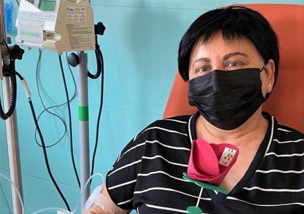 Paciente del Hospital de Día con una rosa elaborada por voluntarios de la AECC. Paciente del Hospital de Día con una rosa elaborada por voluntarios de la AECC.