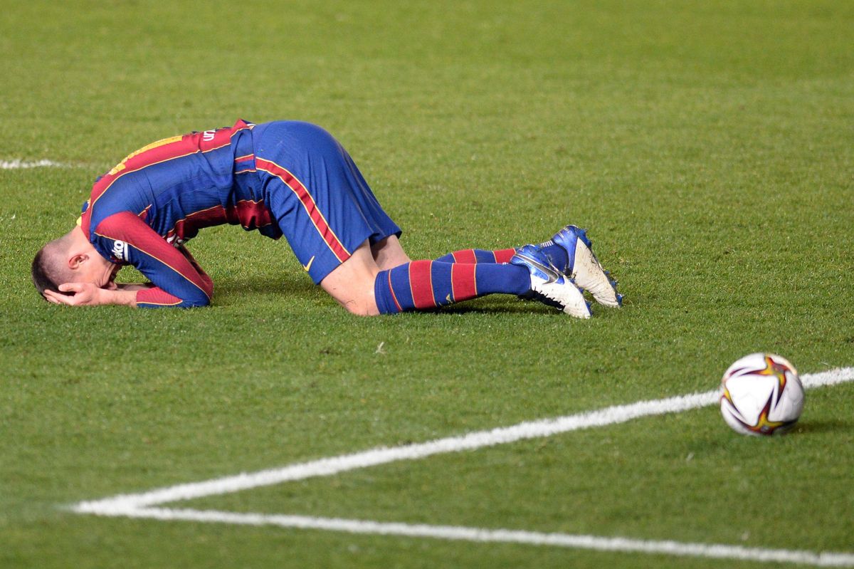 Clément Lenglet se lamenta de un error. Clément Lenglet se lamenta de un error.