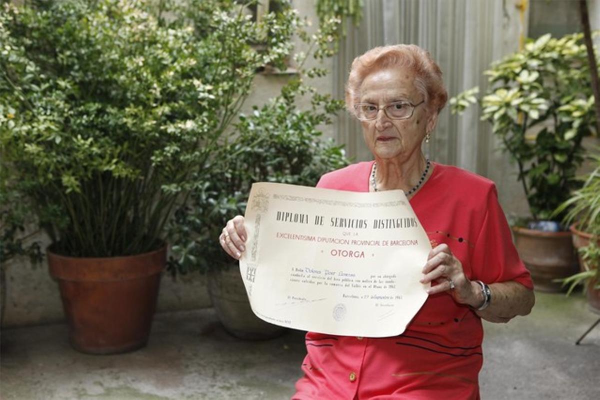 Lola Pont, con el diploma que le entregaron por atender a los damnificados. Lola Pont, con el diploma que le entregaron por atender a los damnificados.