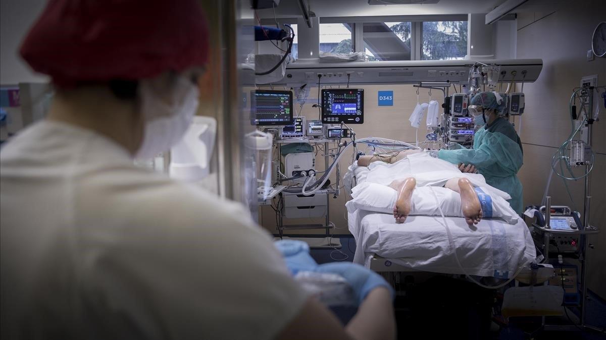 La unidad de cuidados intensivos (uci) del Hospital Vall d’Hebron de Barcelona, el pasado 21 de abril.
