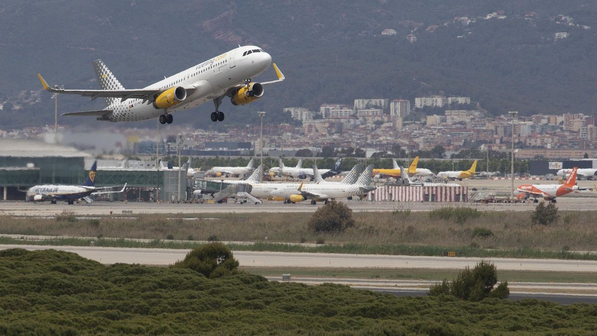 Un avión despega desde el aeropuerto de El Prat. Un avión despega desde el aeropuerto de El Prat.