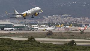Un avión despega desde el aeropuerto de El Prat. 