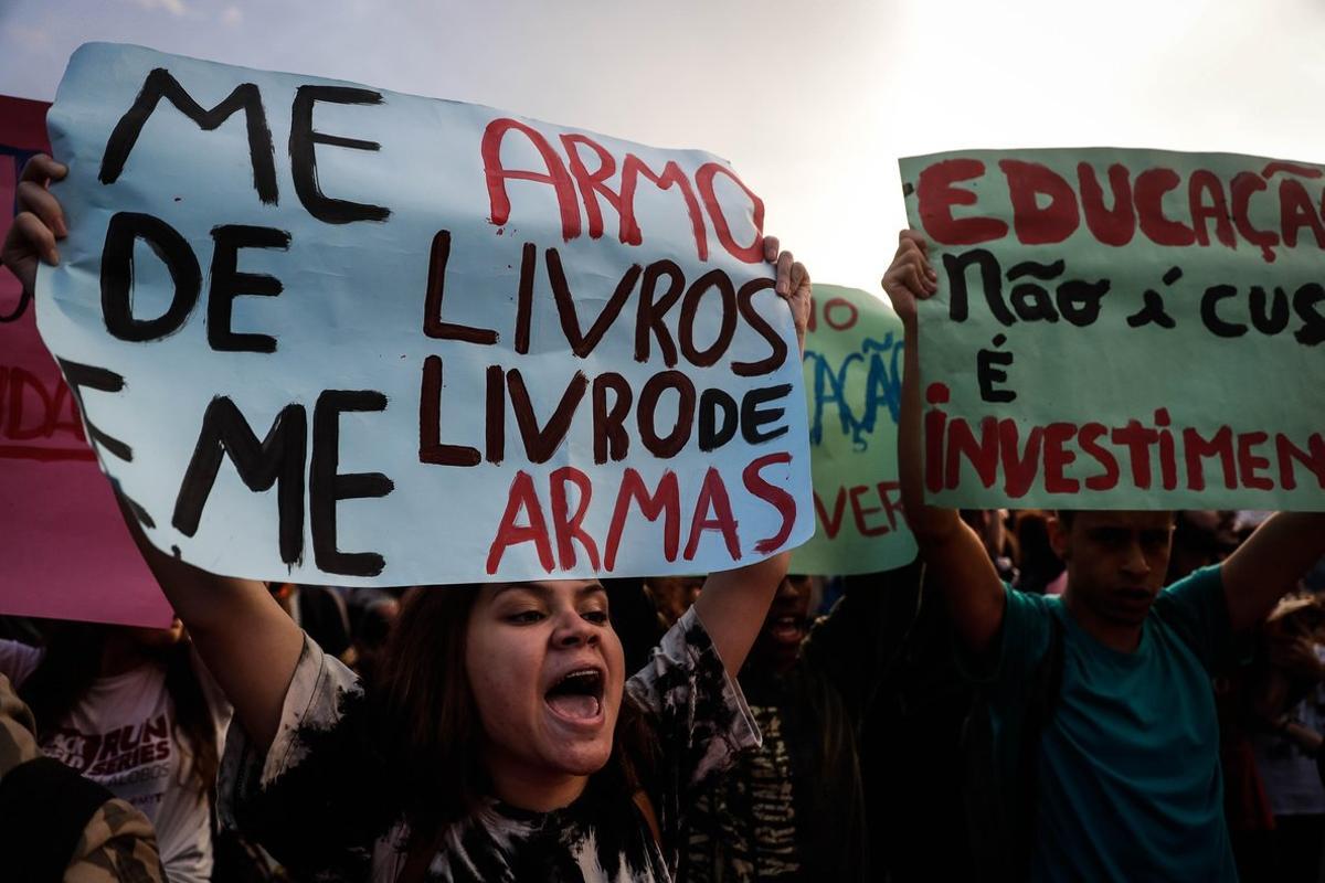 Estudiantes toman las calles de Brasil en protestas contra Bolsonaro