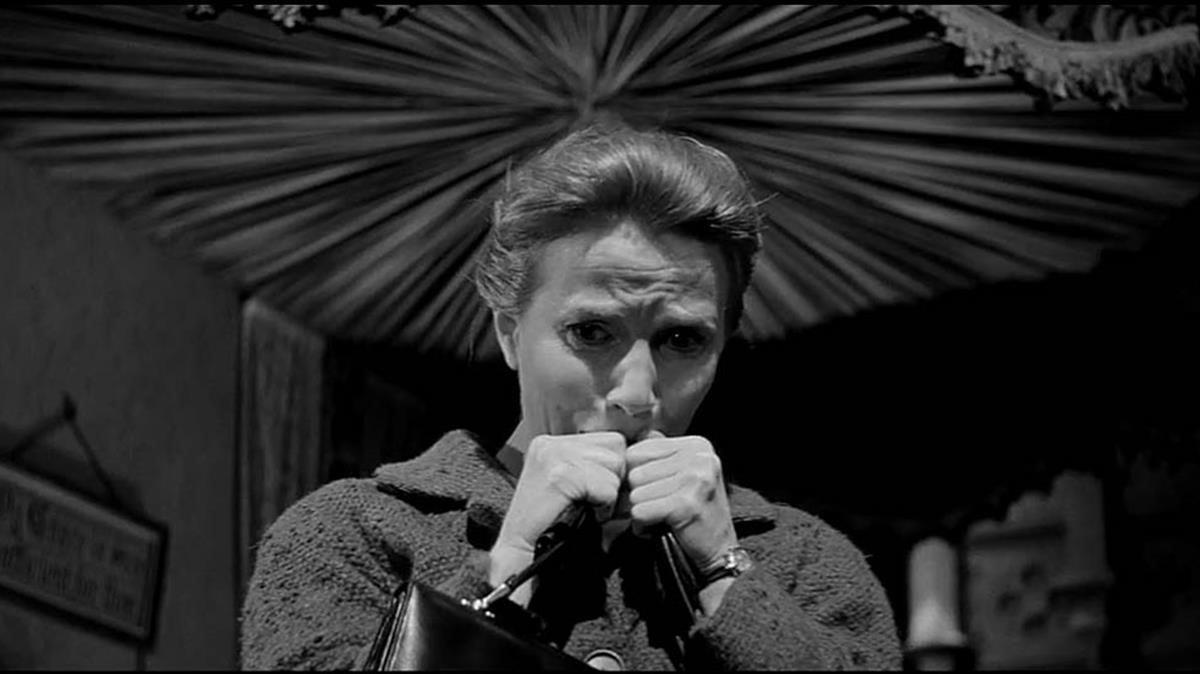 Un fotograma de la película de 1963 ’La mansión encantada’, basada en ’La maldición de Hill House’, protagonizada por Julie Harris.  