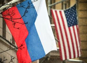 Las banderas de Rusia y Estados Unidos, en la embajada estadounidense en Moscú.
