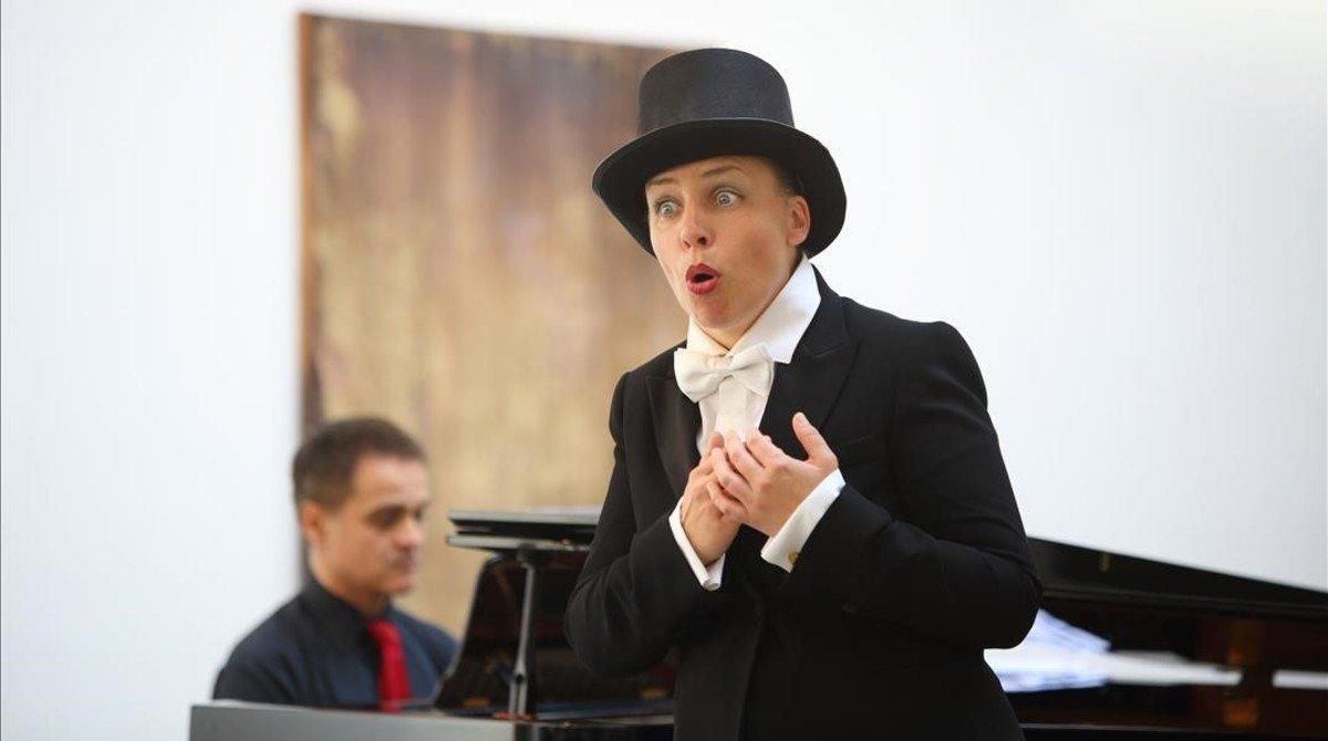 La soprano Ulrike Haller acompañada al piano por Josep Surinyac, en un recital-aperitivo del festival LIFE Victoria Barcelona. La soprano Ulrike Haller acompañada al piano por Josep Surinyac, en un recital-aperitivo del festival LIFE Victoria Barcelona.