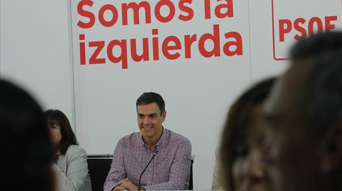 Pedro Sánchez, este lunes, al inicio de la reunión de la ejecutiva del PSOE. 