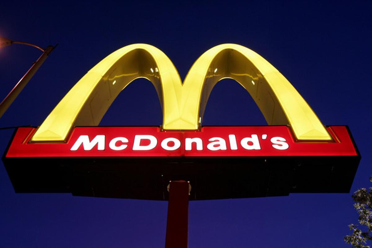 El logo de uno de los restaurantes McDonalds, en Chicago.