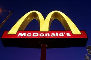 El logo de uno de los restaurantes McDonalds, en Chicago.
