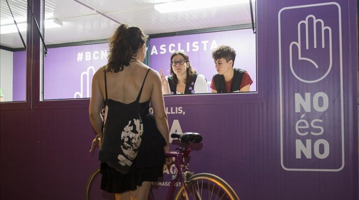Informadores contra el acoso sexual amparado en el ocio nocturno atienden en un estand en Barcelona. Informadores contra el acoso sexual amparado en el ocio nocturno atienden en un estand en Barcelona.