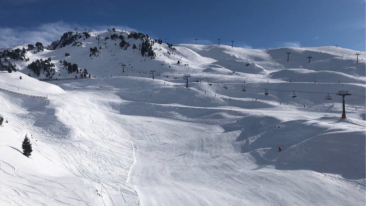 La temporada de esquí acaba con mucha nieve en las pistas. La temporada de esquí acaba con mucha nieve en las pistas.