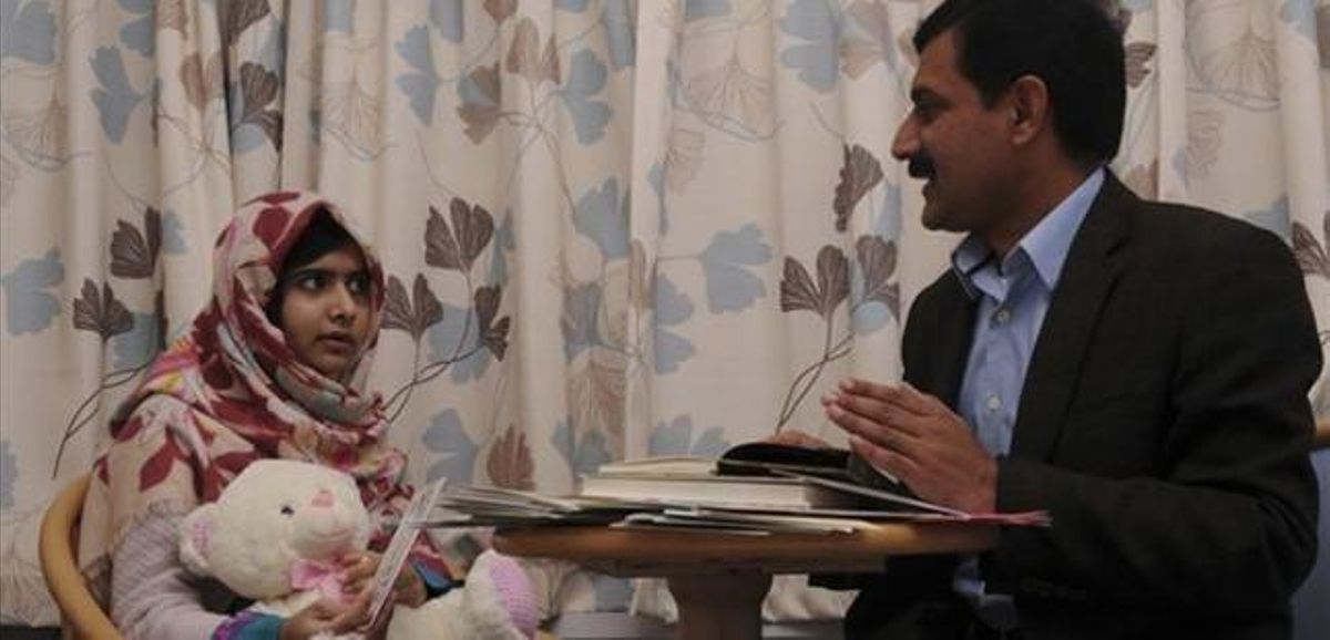 Malala i el seu pare parlen a l’habitació de l’hospital on la menor es recupera de les ferides. Malala i el seu pare parlen a l’habitació de l’hospital on la menor es recupera de les ferides.