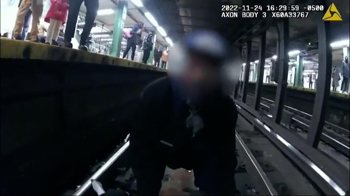 Angustioso rescate ’in extremis’ en el metro de Nueva York.