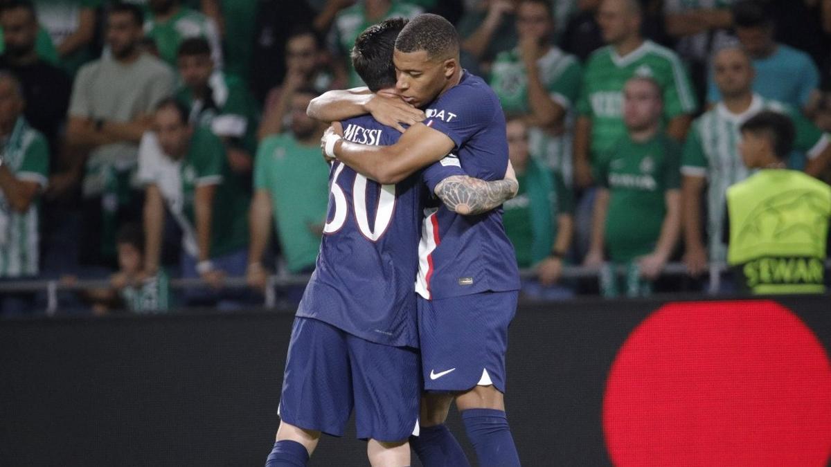 Messi y Mbappé se abrazan en el partido de este miércoles.