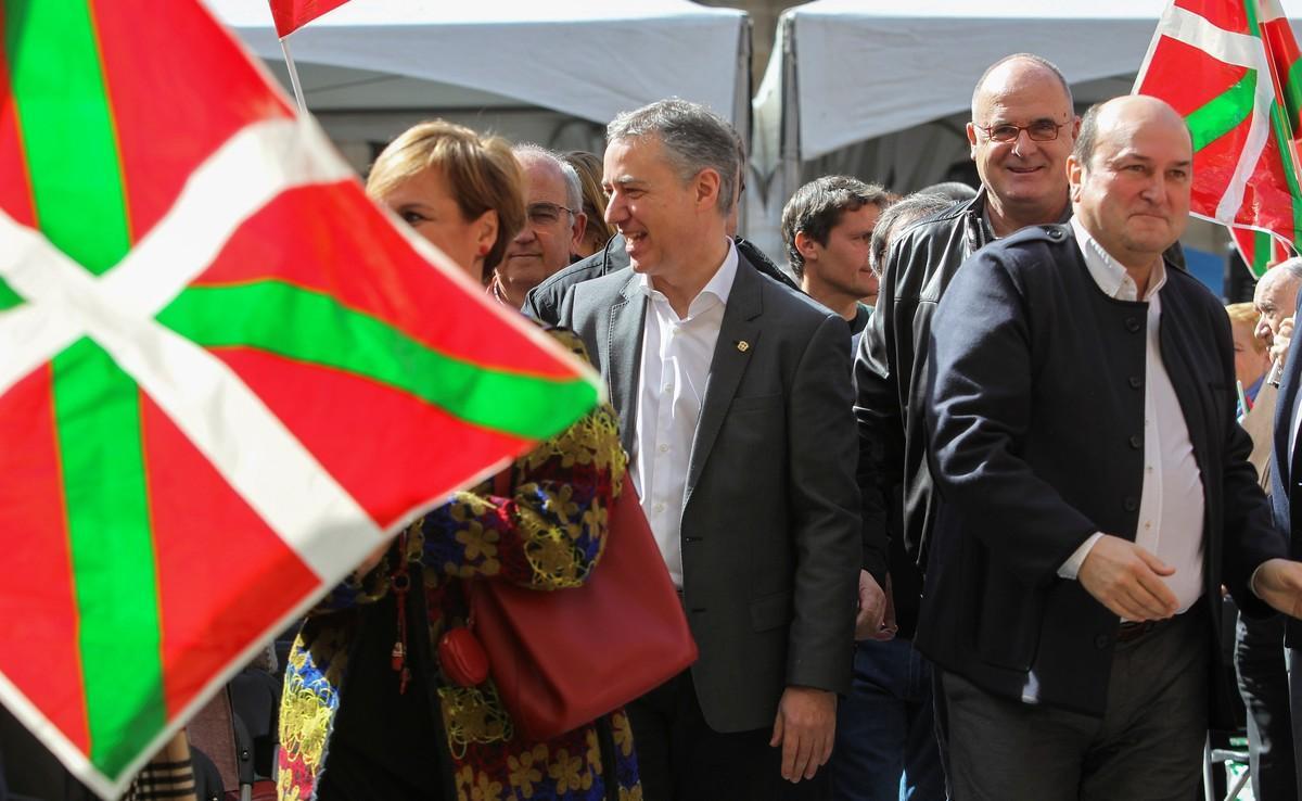 GRAF3869. BILBAO (ESPAÑA), 01/04/2018.- El PNV ha celebrado hoy el Aberri Eguna (día de la patria) con un acto público en la Plaza Nueva de Bilbao, bajo el lema ’Gure etorkizuna, gure aberria’ (Nuestro futuro, nuestra patria), en el que han intervenido el presidente del partido, Andoni Ortuzar (d), y el lehendakari, Iñigo Urkullu (i). EFE/MIGUEL TOÑA