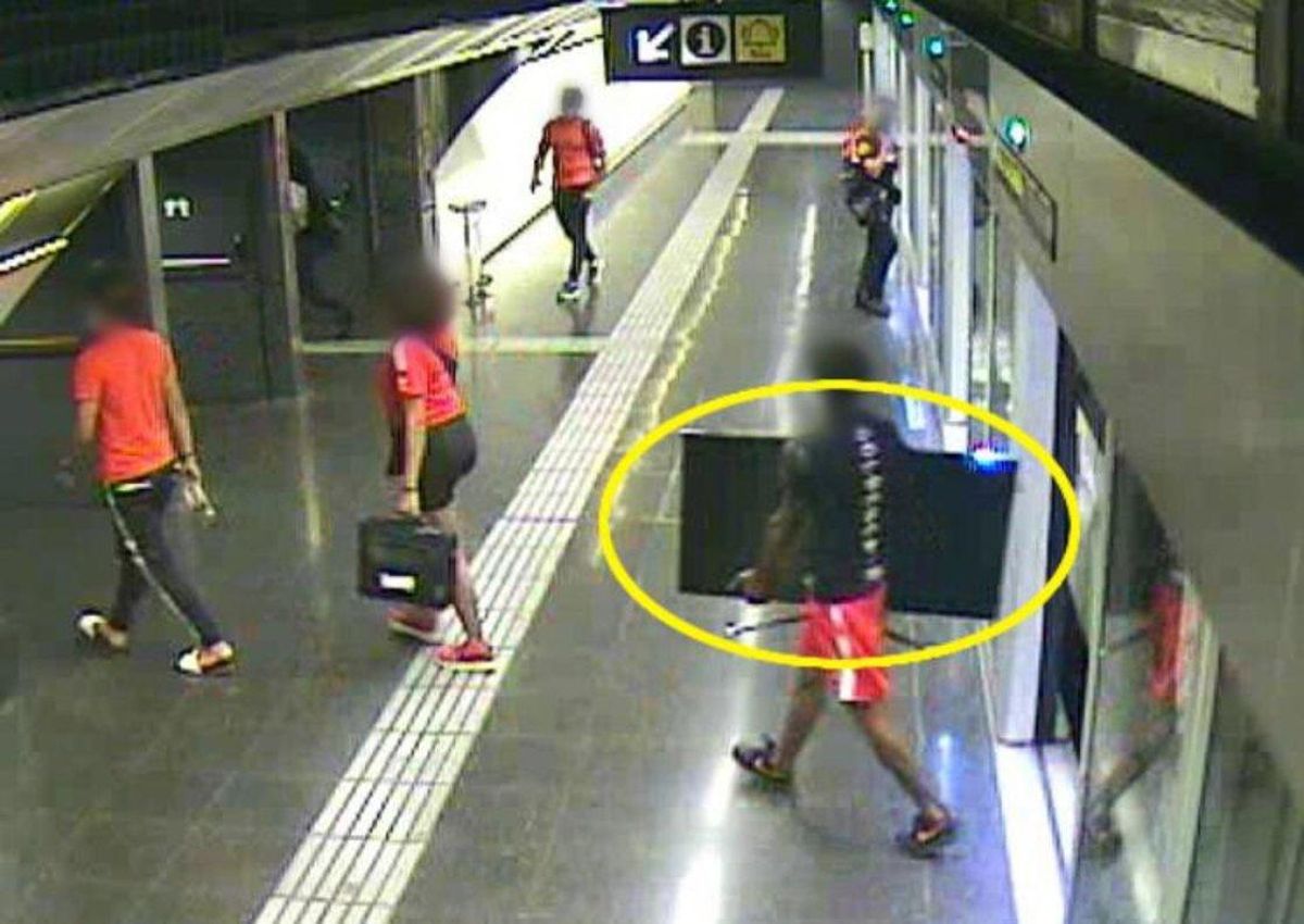 Tres joves assalten una àvia i la càmera del metro els enxampa amb la tele robada Tres joves assalten una àvia i la càmera del metro els enxampa amb la tele robada