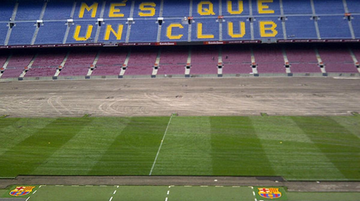 El Barça cambia el césped del Camp Nou