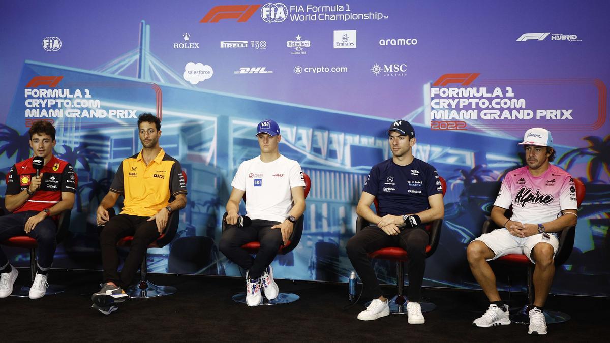 Fernando Alonso (derecha) participa con otros pilotos en la presentación del GP de Miami.