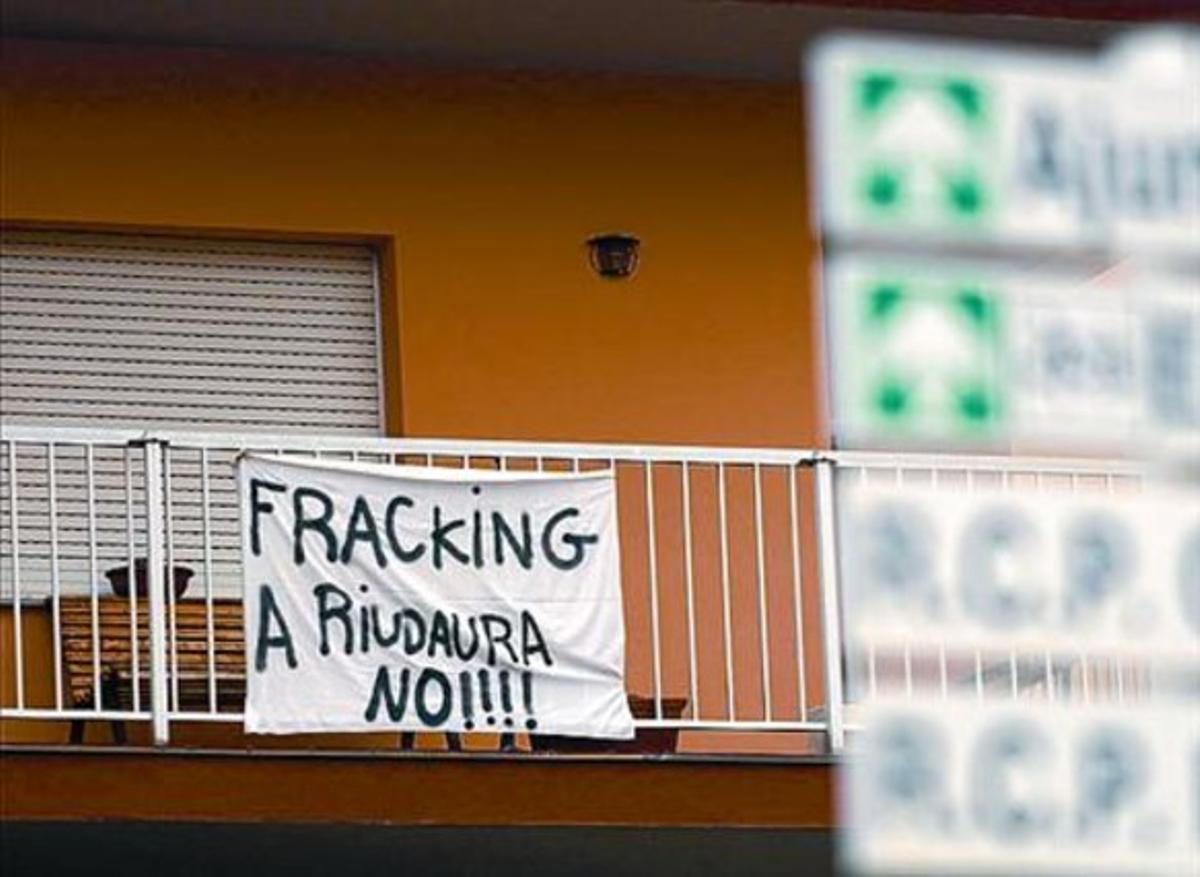Pancarta en el balcón de una vivienda de Riudaura. Pancarta en el balcón de una vivienda de Riudaura.