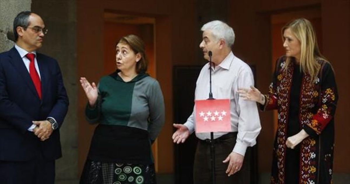 El consejero madrileño de Educación, Rafael Van Grieken, los padres de Diego y Cifuentes, tras su encuentro de ayer. El consejero madrileño de Educación, Rafael Van Grieken, los padres de Diego y Cifuentes, tras su encuentro de ayer.