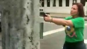 Vídeo: Una diputada del partido de Bolsonaro persigue con una pistola a un seguidor de Lula