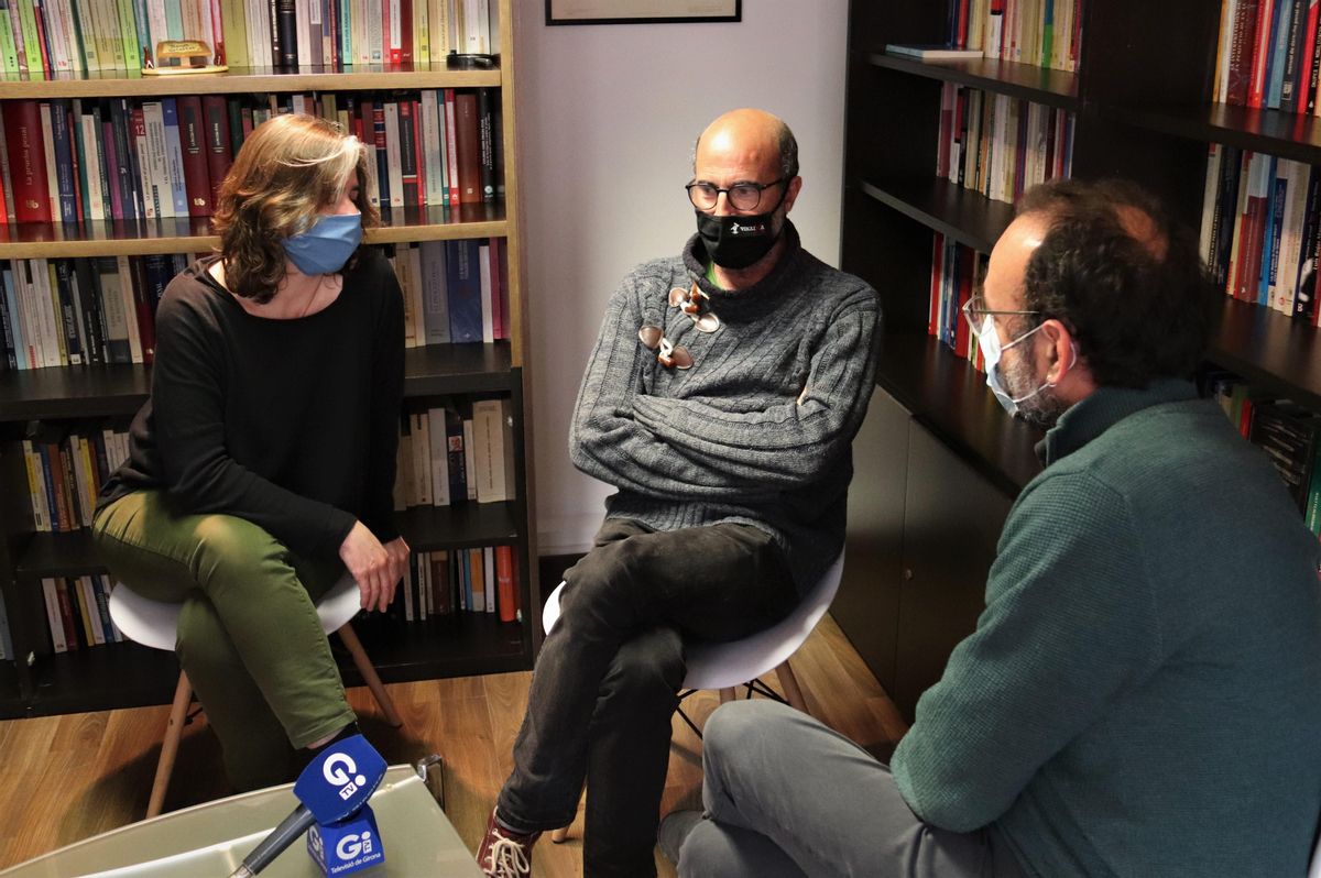 La prima y el hermano de Helena Jubany hablando con el abogado de la familia, Benet Salellas. La prima y el hermano de Helena Jubany hablando con el abogado de la familia, Benet Salellas.