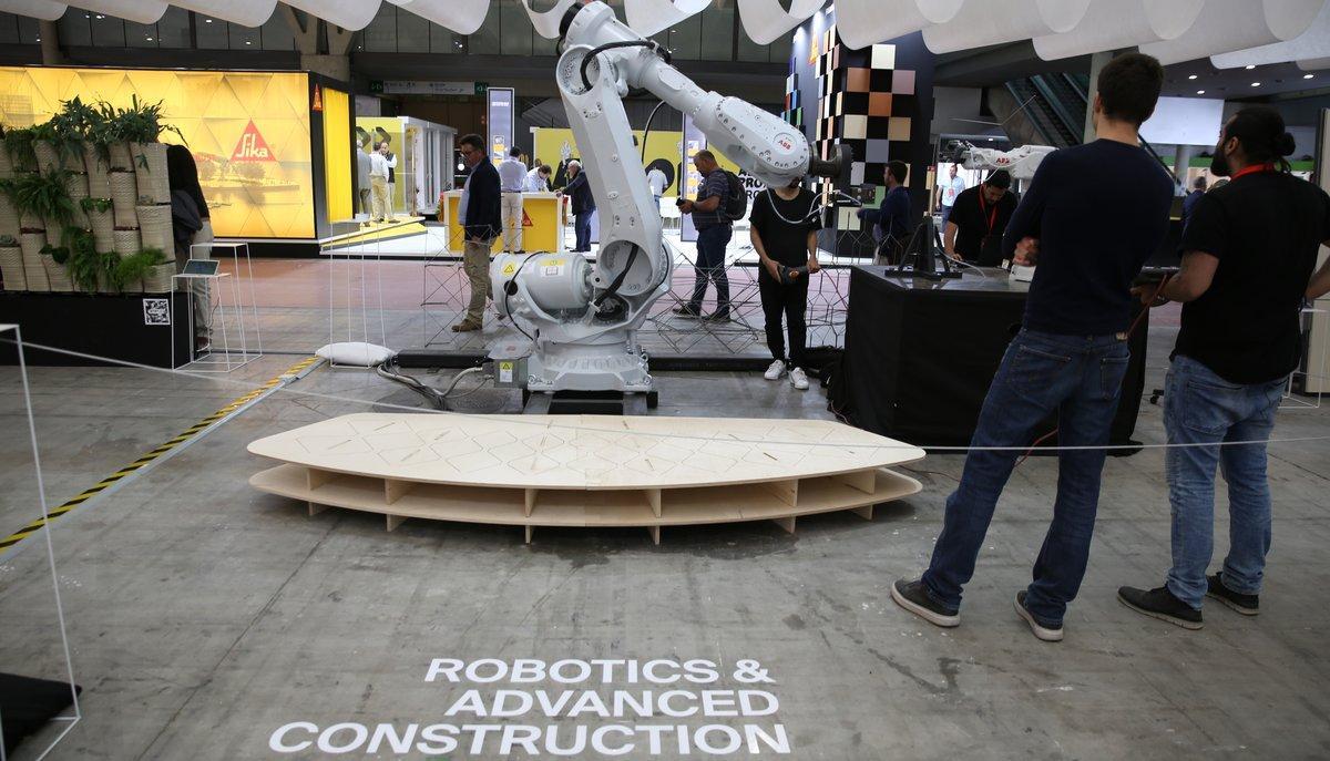 Un robot muestra sus posibilidades en el área sobre el futuro de BBConstrumat