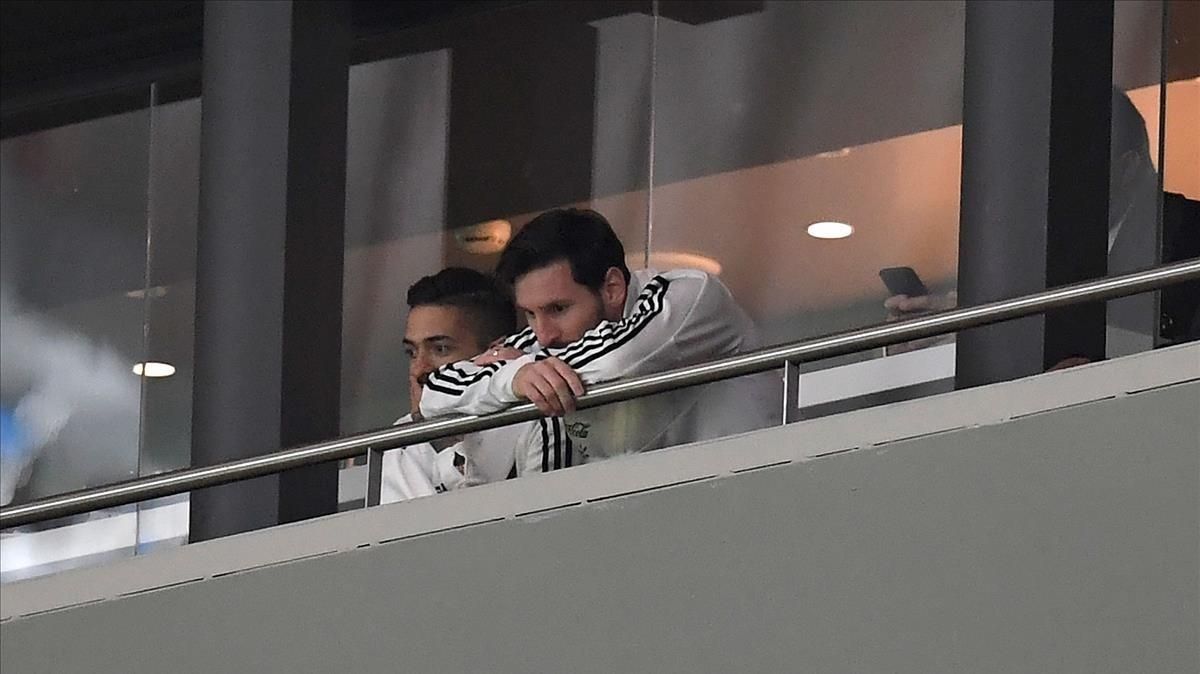 Messi asiste desde un palco del Wanda Metropolitano al duelo contra España. Messi asiste desde un palco del Wanda Metropolitano al duelo contra España.