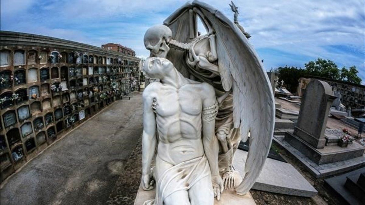 Una imagen de ’El beso de la muerte’, la famosa escultura de 1930 que se halla en el cementerio de Poblenou. Una imagen de ’El beso de la muerte’, la famosa escultura de 1930 que se halla en el cementerio de Poblenou.