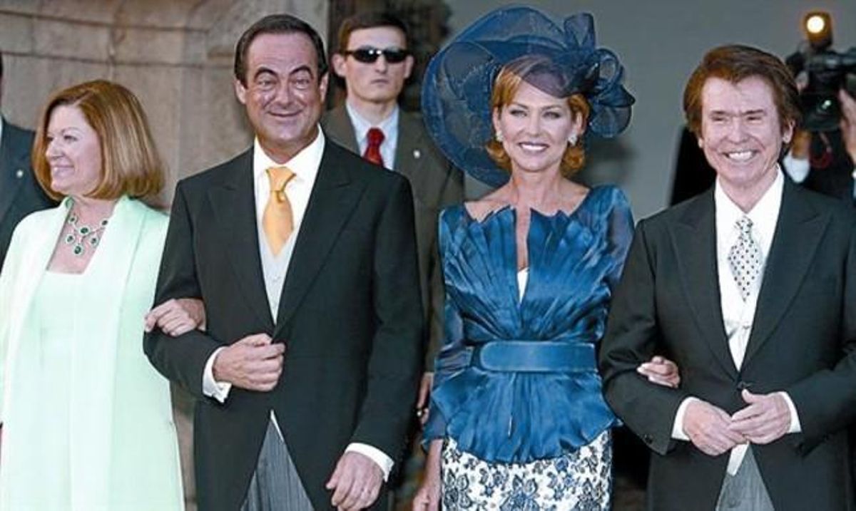Bono y Ana Rodríguez en la boda de Felipe y Letizia. Con Natalia Figueroa y Raphael en la boda de sus hijos Amelia y Manuel. La pareja con su hija Amelia. Bono y Ana Rodríguez en la boda de Felipe y Letizia. Con Natalia Figueroa y Raphael en la boda de sus hijos Amelia y Manuel. La pareja con su hija Amelia.