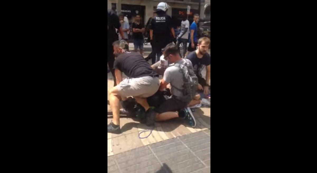 Una captura del vídeo de la detención del mantero en La Rambla. Una captura del vídeo de la detención del mantero en La Rambla.