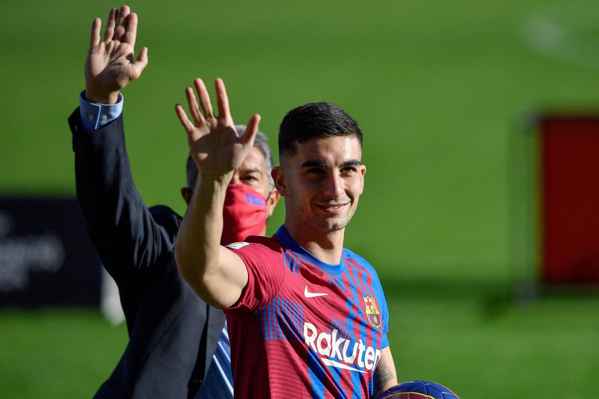 Ferran Torres junto al presidente Joan Laporta presentado como nuevo jugador del Barça Ferran Torres junto al presidente Joan Laporta presentado como nuevo jugador del Barça