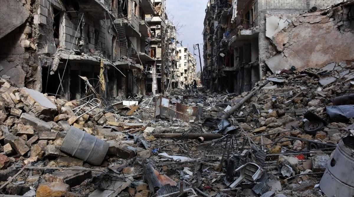Vista general de la destrucción causada por bombardeos en el barrio de Al-Shaar, en una imagen tomada después de que fuerzas gubernamentales tomaran el control del área, en el este de Alepo, el 7 de diciembre del 2016. Vista general de la destrucción causada por bombardeos en el barrio de Al-Shaar, en una imagen tomada después de que fuerzas gubernamentales tomaran el control del área, en el este de Alepo, el 7 de diciembre del 2016.