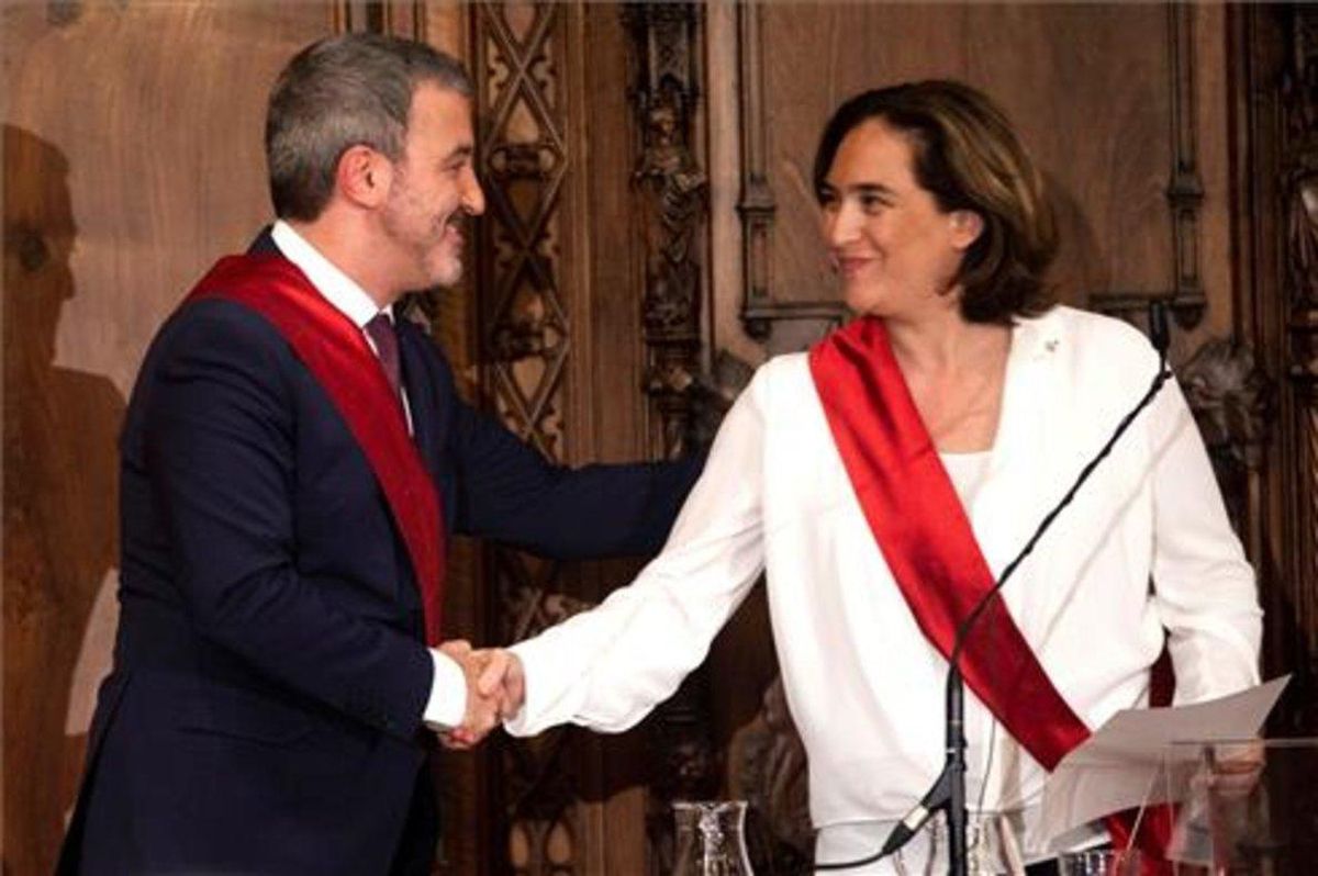 Collboni saluda a Colau durante la sesión constitutiva del Ayuntamiento de Barcelona, el 15 de junio. Collboni saluda a Colau durante la sesión constitutiva del Ayuntamiento de Barcelona, el 15 de junio.
