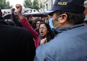 Manifestación de heridos durante la revuelta que obligó a huir de Túnez el dictador Ben Alí