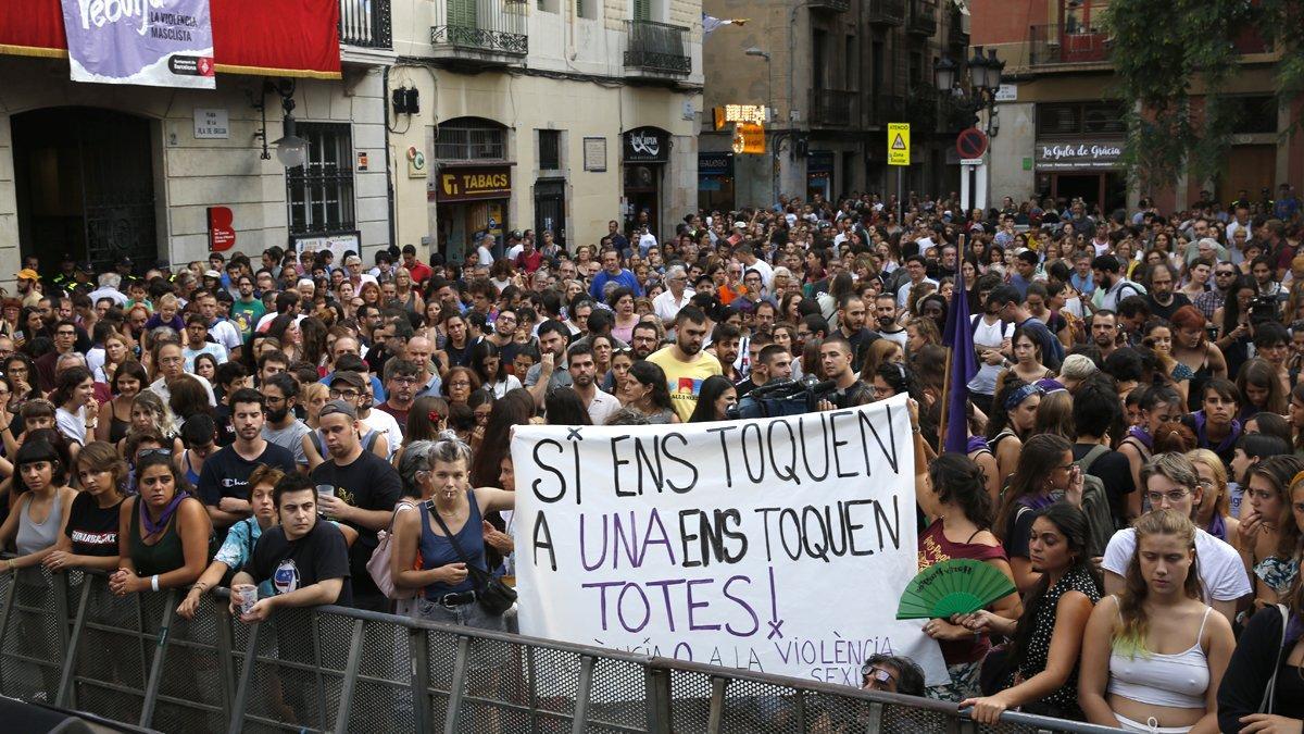 Manifestación en la plaça de la Vila de Gràcia, contra la violación.