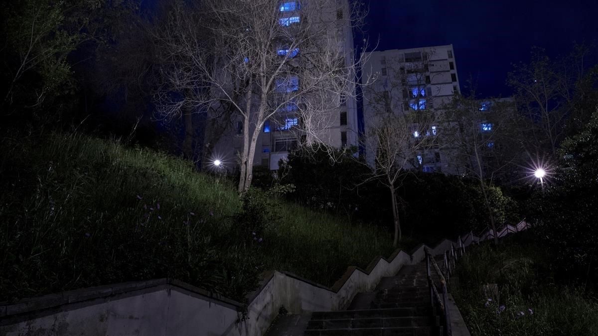 Barrio barcelonés de Montbau, de noche, en pleno confinamiento, el pasado 7 de abril. Barrio barcelonés de Montbau, de noche, en pleno confinamiento, el pasado 7 de abril.