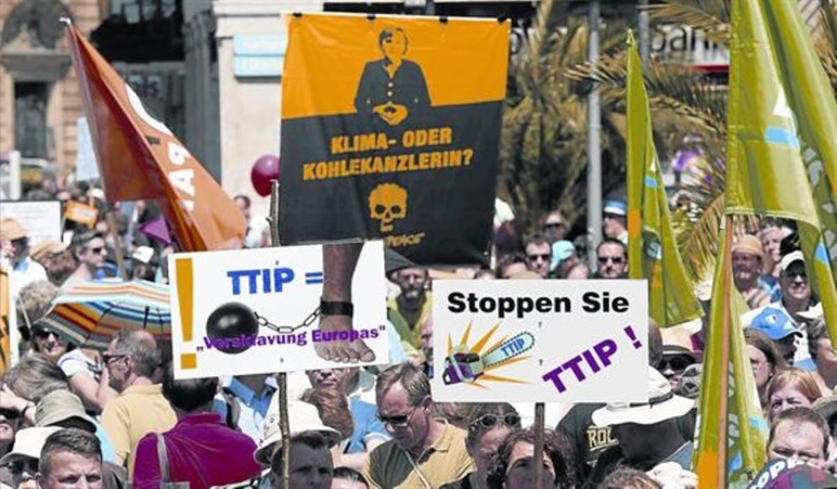 Activistas con carteles contra el TTIP en una protesta en Múnich