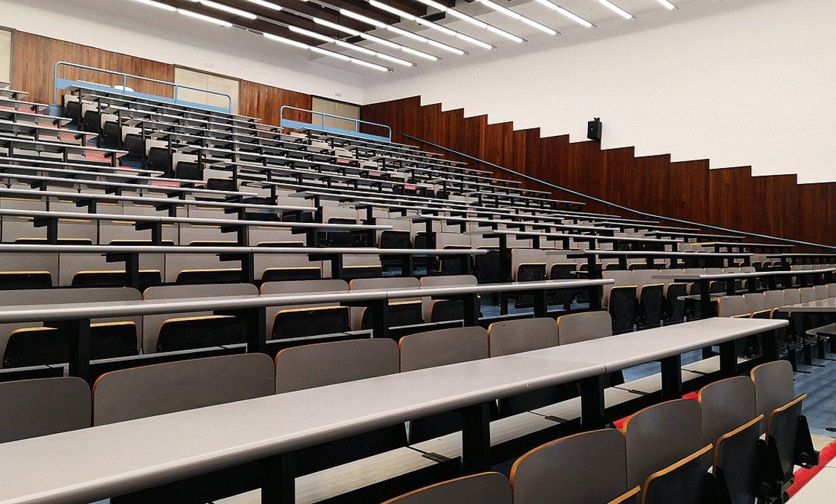 Un aula de la Facultad de Física de la Universitat de Barcelona, completamente vacía.