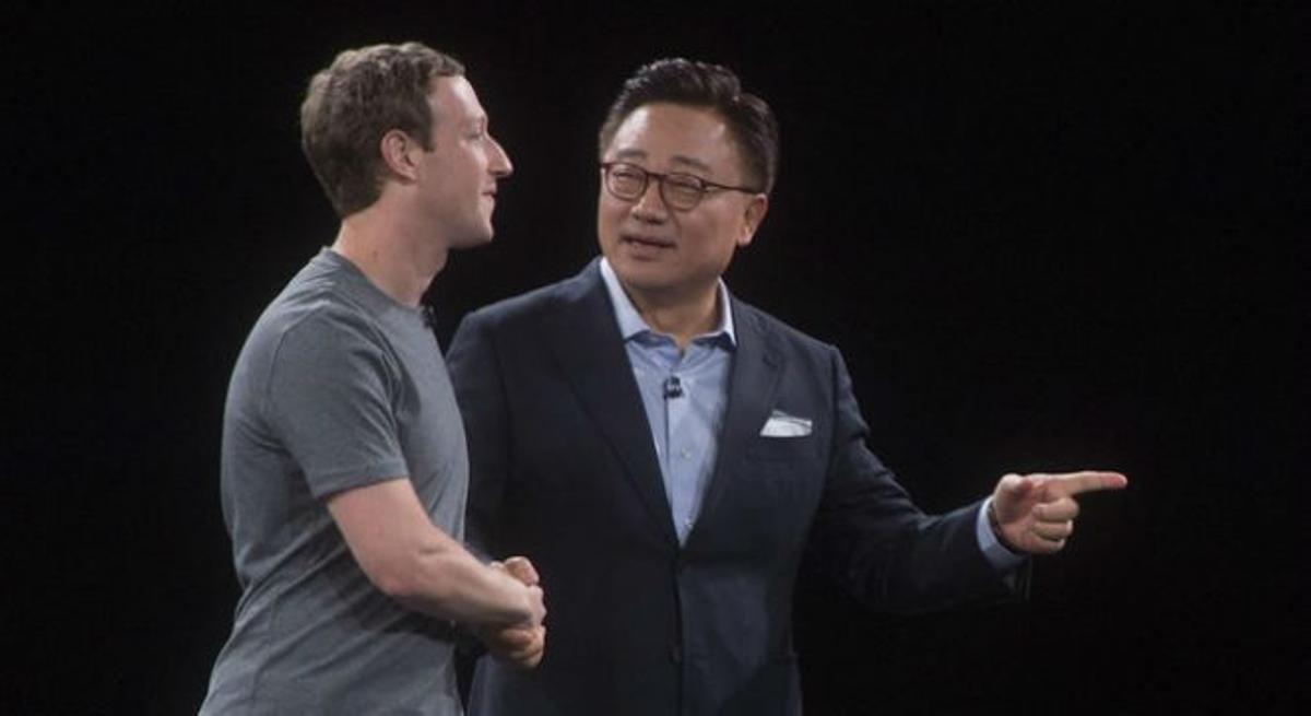 Marck Zuckerberg, de Facebook, saluda al responsable de la división de móviles de Samsung, DJ Koh, en Bacelona.